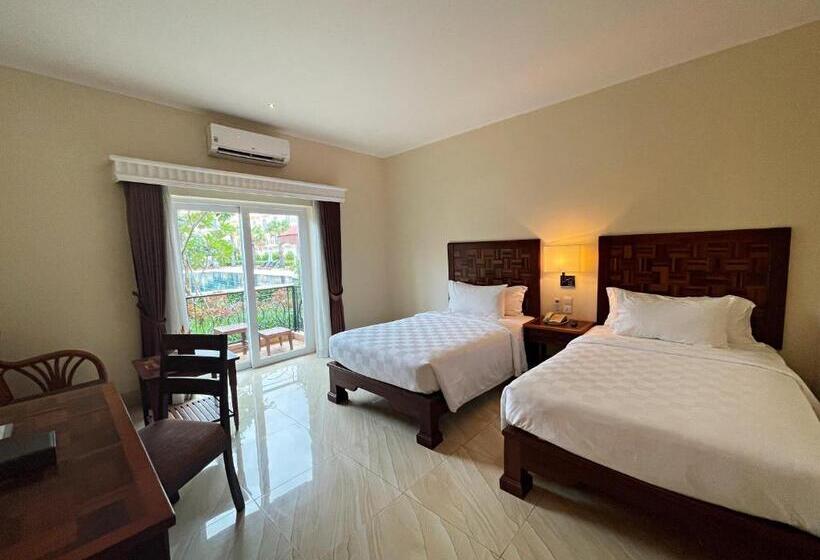 غرفة قياسية مطلّة علي حمام السباحة, Sokha Palace Siem Reap