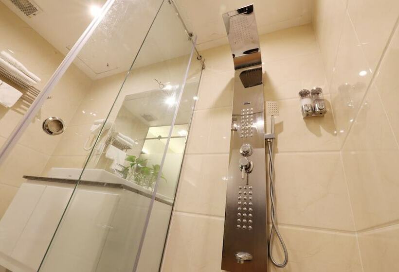 اتاق لوکس با چشم‌انداز شهر, Prague