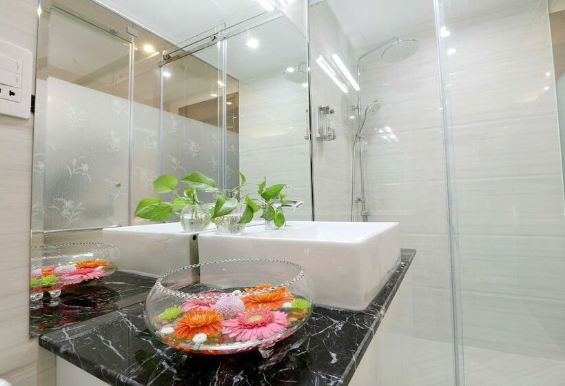 اتاق لوکس, Prague