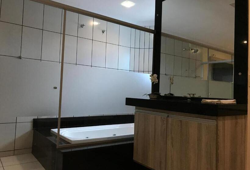 غرفة قياسية سرير كينج, Aki