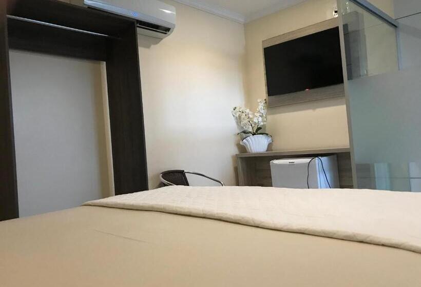 غرفة قياسية سرير كينج, Aki