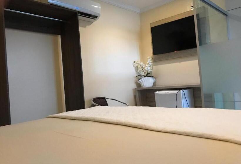 غرفة قياسية سرير كينج, Aki