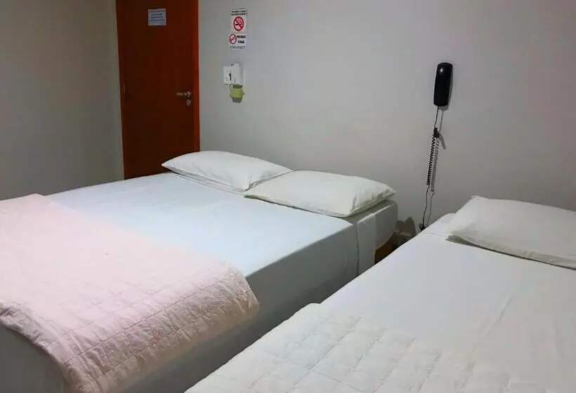Standard Kolmen Hengen Huone, Aki