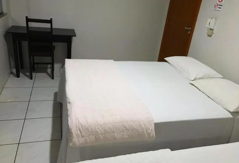 Standard Kolmen Hengen Huone, Aki