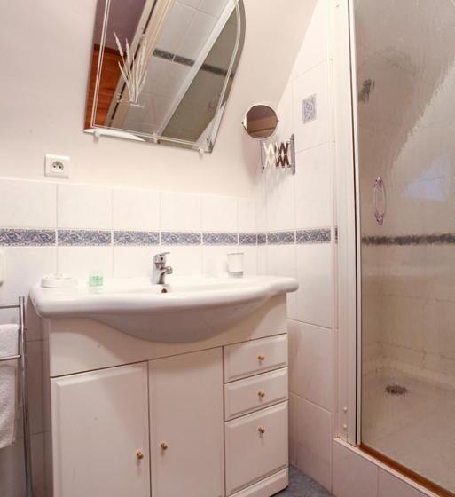 غرفة عائلية, La Roseraie