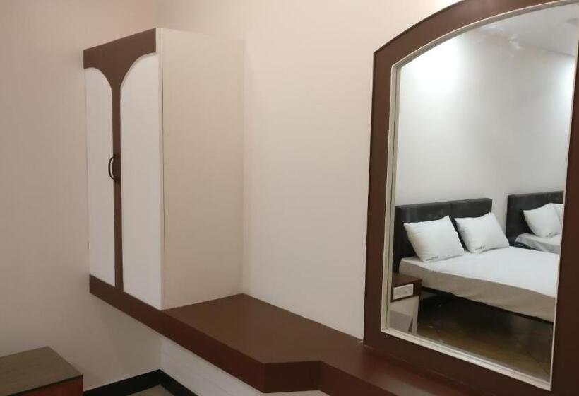 اتاق لوکس خانوادگی, Ashok Bhavan