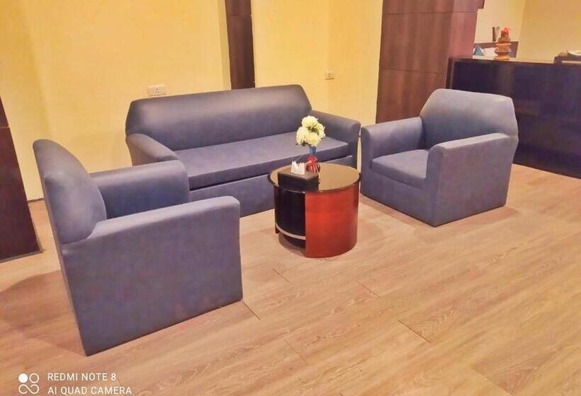 سوییت با چشم‌انداز کوه, Staynest Gangtok 300 Mtr From Mall Road