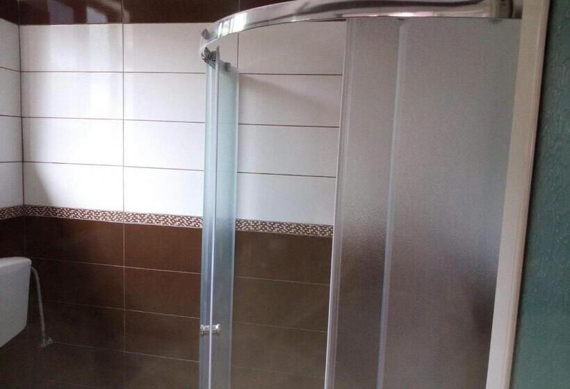 חדר סטנדרט לשלושה, B&bsheshalliu