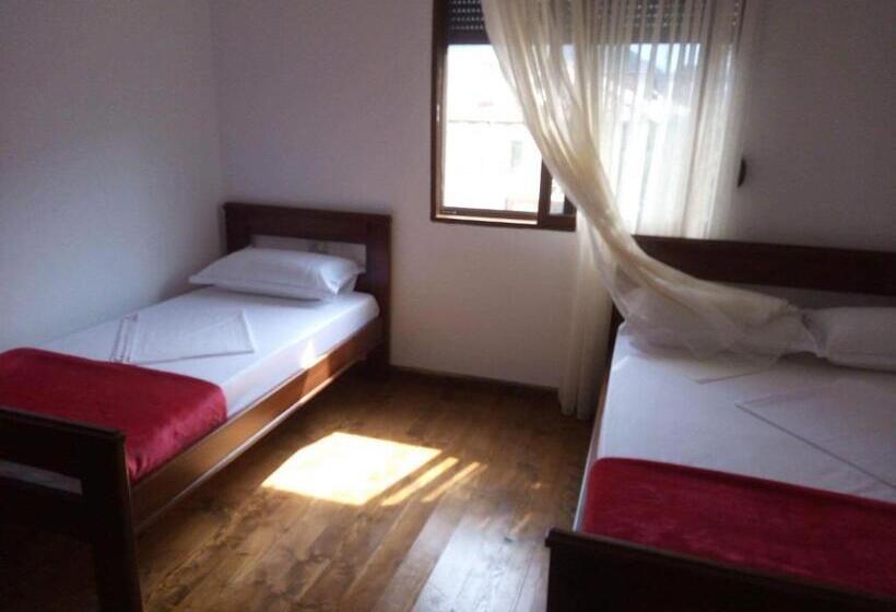 חדר סטנדרט לשלושה, B&bsheshalliu