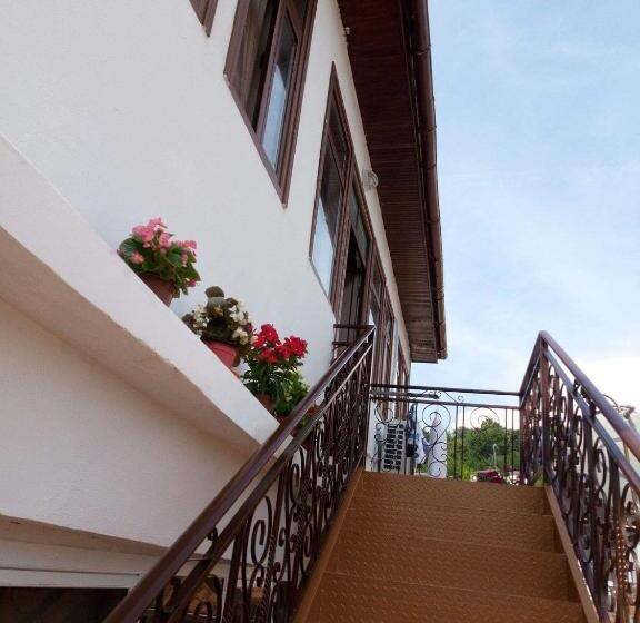 חדר סטנדרט לשלושה, B&bsheshalliu