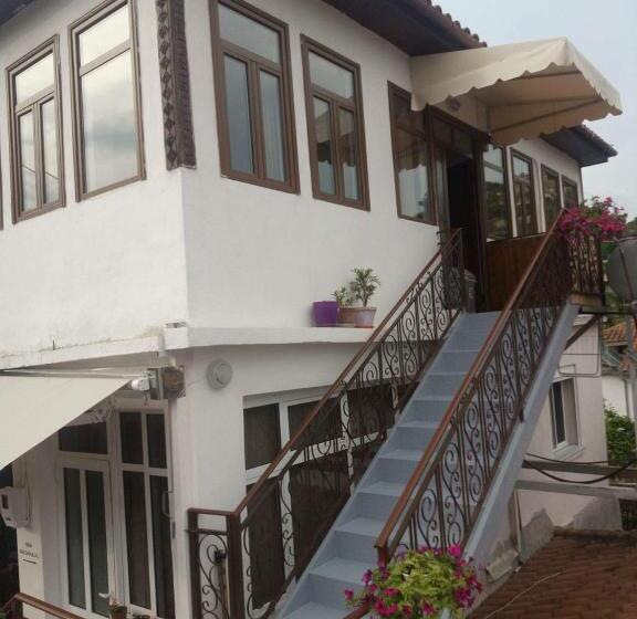 חדר סטנדרט לשלושה, B&bsheshalliu