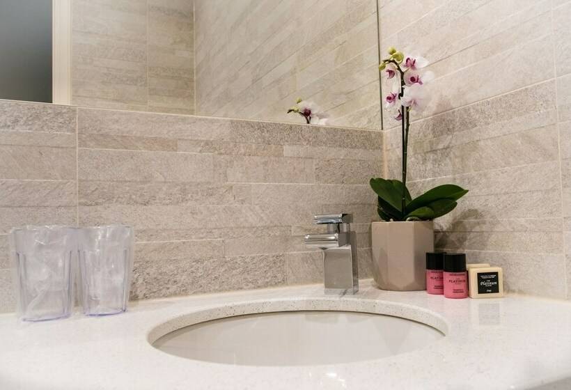 高级大房间, The Coffee House