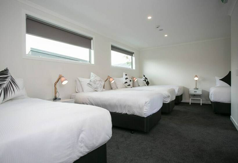 تختخواب در اتاق مشترک, Podium Lodge