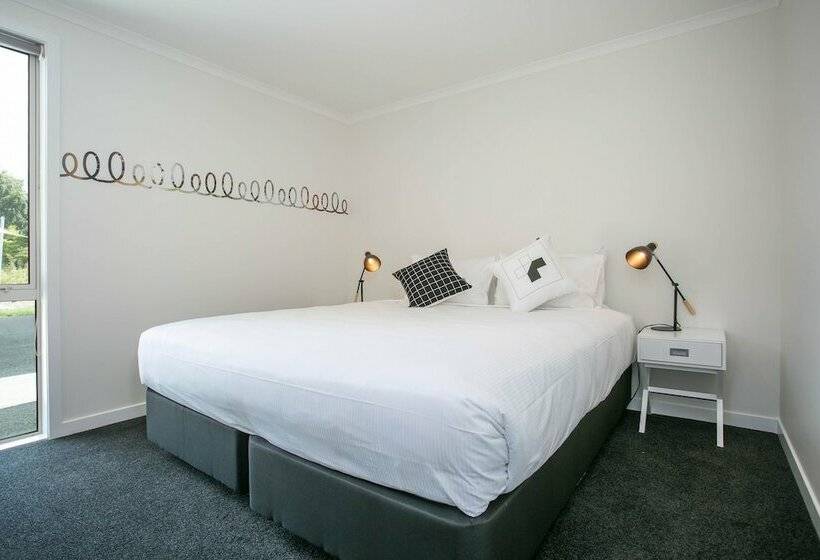 استودیوی استاندارد, Podium Lodge