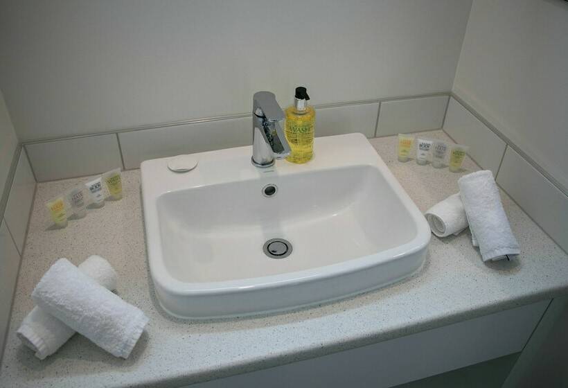 استودیوی استاندارد, Podium Lodge