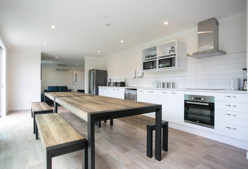 تختخواب در اتاق مشترک, Podium Lodge