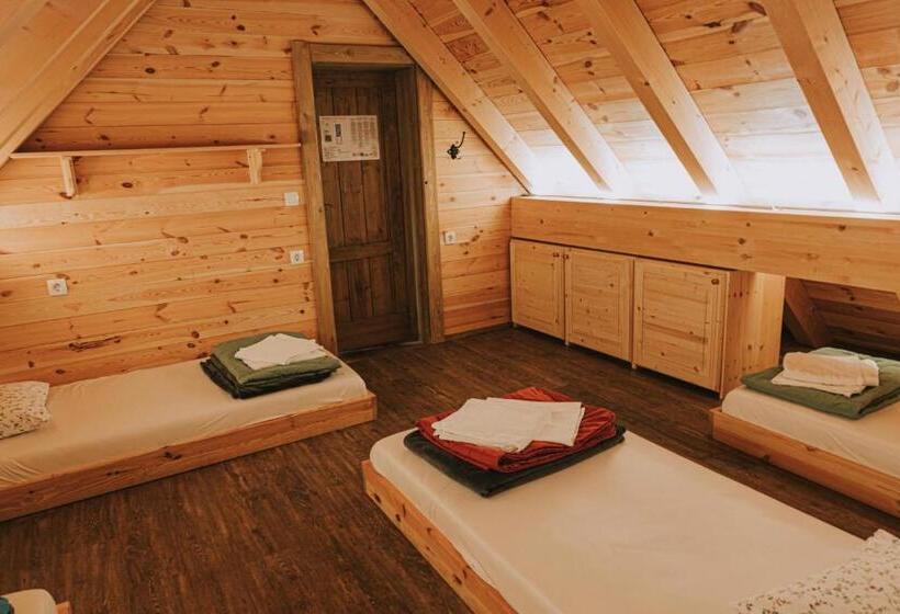 تختخواب در اتاق مشترک, Hostel Lukna