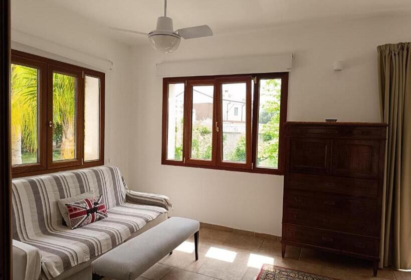 חדר לארבעה סטנדרטי עם מרפסת, B & B Villa Flora