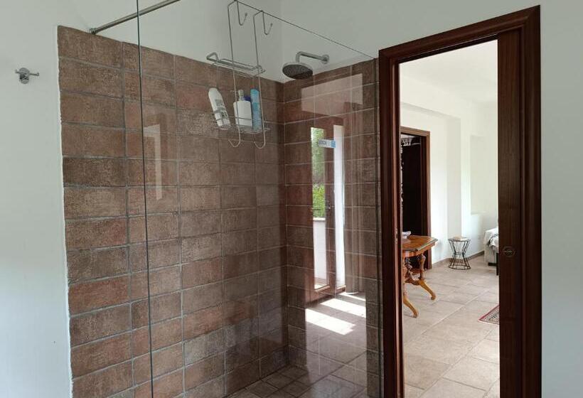 חדר לארבעה סטנדרטי עם מרפסת, B & B Villa Flora