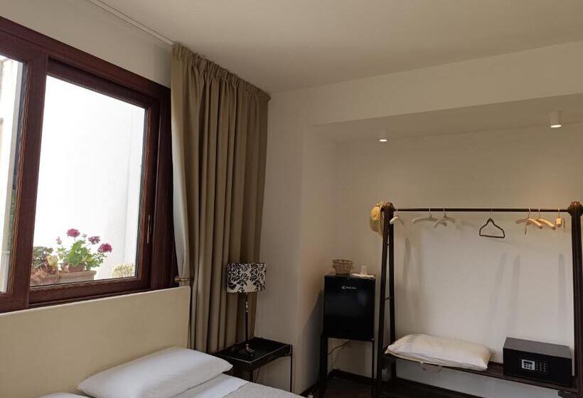 חדר לארבעה סטנדרטי עם מרפסת, B & B Villa Flora