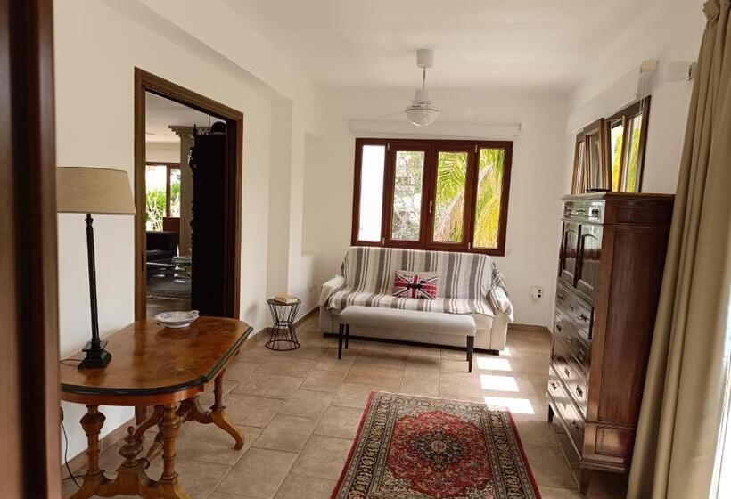 חדר לארבעה סטנדרטי עם מרפסת, B & B Villa Flora