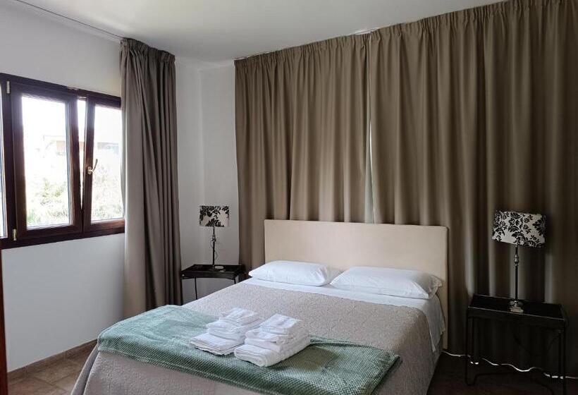 חדר לארבעה סטנדרטי עם מרפסת, B & B Villa Flora