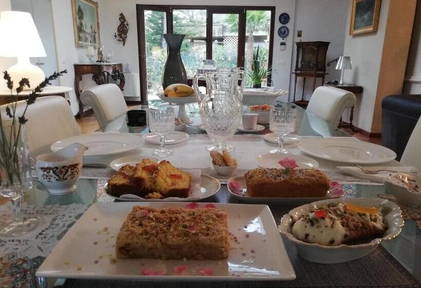 חדר לארבעה סטנדרטי עם מרפסת, B & B Villa Flora