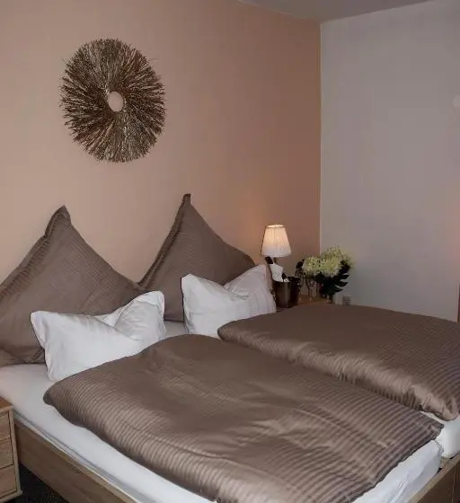 اتاق استاندارد سه نفره, Restaurant Kerzan´s