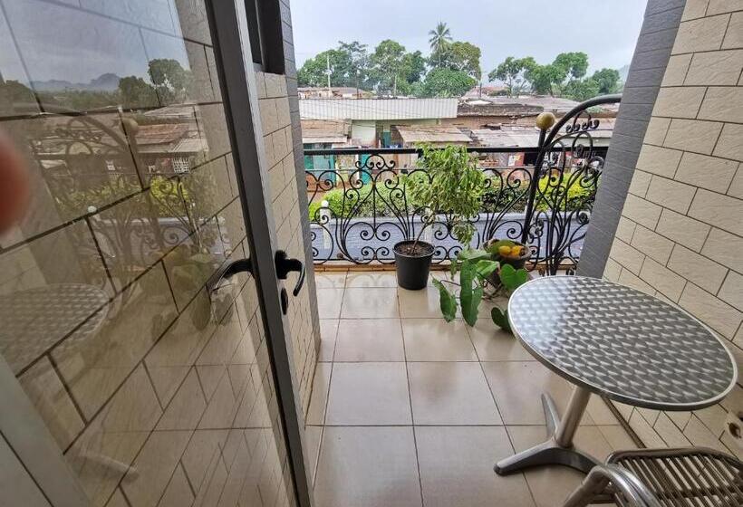 سوییت جونیور با بالکن, Tchatcha