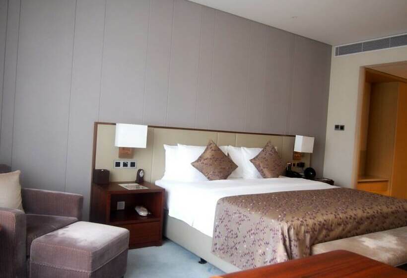 Номер Deluxe, Wojo