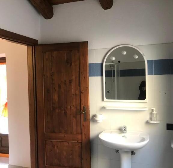 Economy Quadruple Room, Rifugio Escursionistico La Ruà