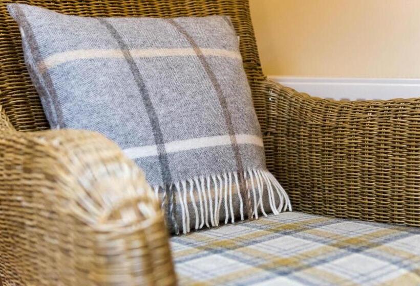 جناح مزود بجاكوزى, The Old Town Hall