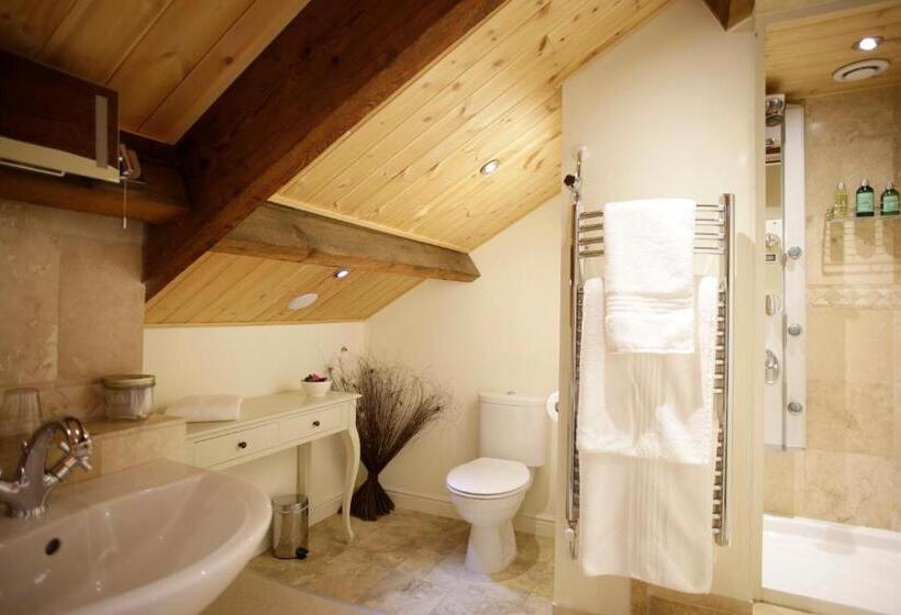 جناح مزود بجاكوزى, The Old Town Hall