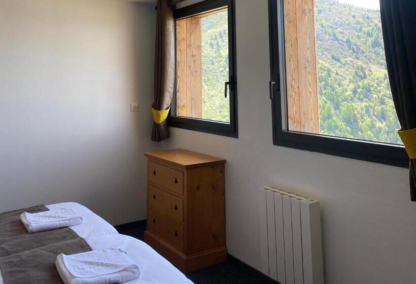 اتاق خانوادگی با چشمانداز کوه, Hôtel Club Les Carrettes