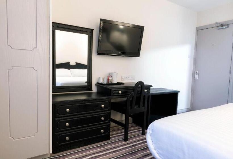 חדר סטנדרט לשלושה, Ivy Tower