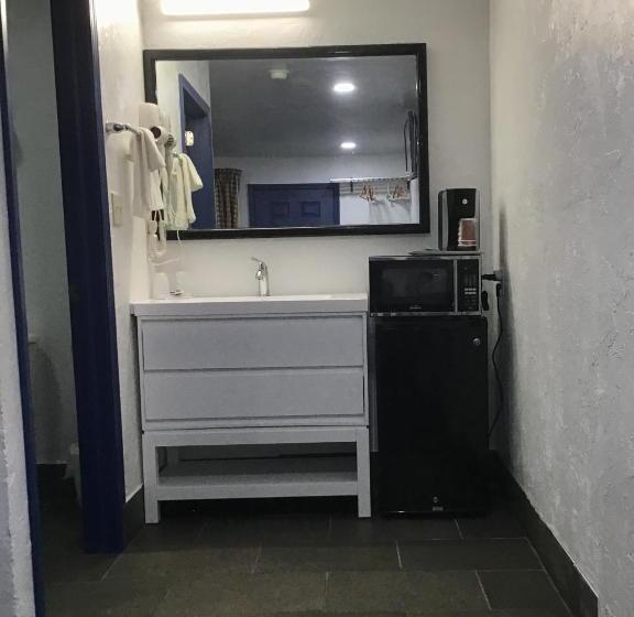 جناح ديلوكس, Budget Inn & Suites