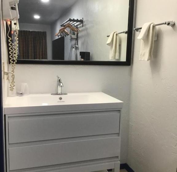 جناح سرير كينج, Budget Inn & Suites