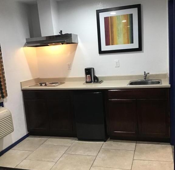 غرفة ديلوكس ثلاثية, Budget Inn & Suites