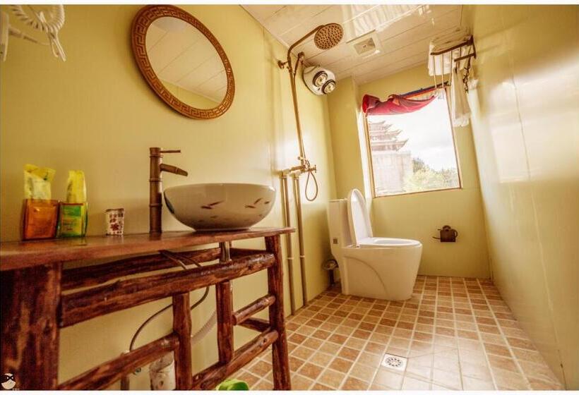 Номер Стандарт Вид на Горы, Yi's Hostel