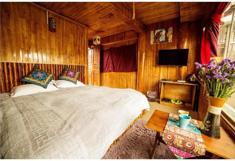 غرفة قياسية مطلة على الجبل, Yi's Hostel