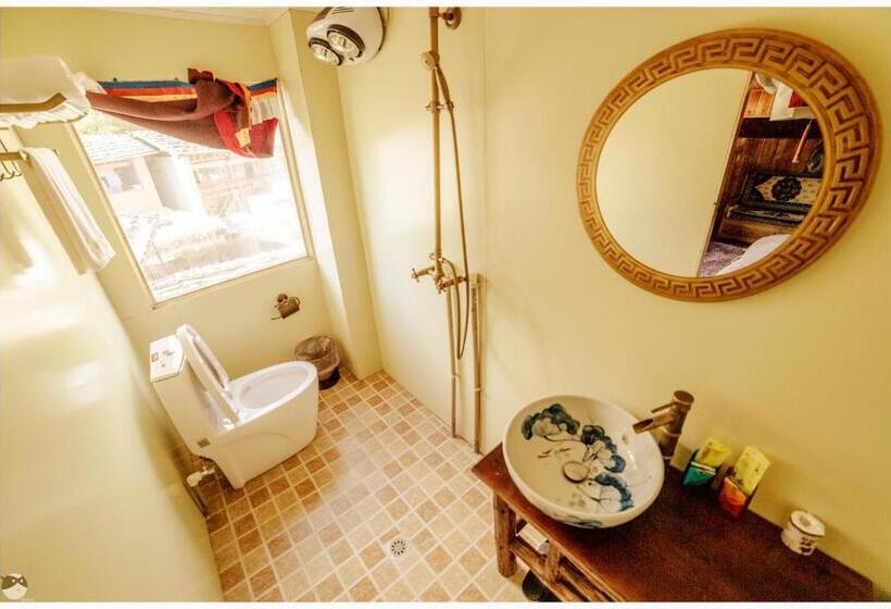 غرفة قياسية مطلة على الجبل, Yi's Hostel