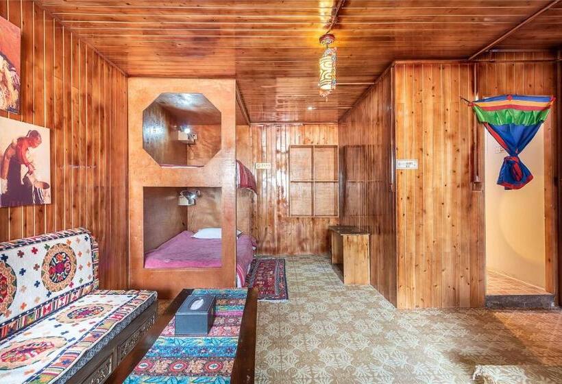 غرفة قياسية رباعية مطلة على الحديقة, Yi's Hostel