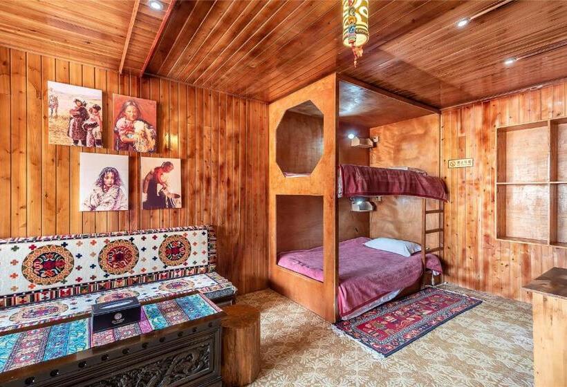 غرفة قياسية رباعية مطلة على الحديقة, Yi's Hostel