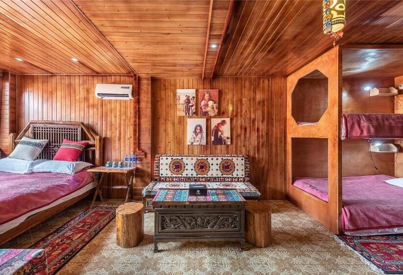 غرفة قياسية رباعية مطلة على الحديقة, Yi's Hostel