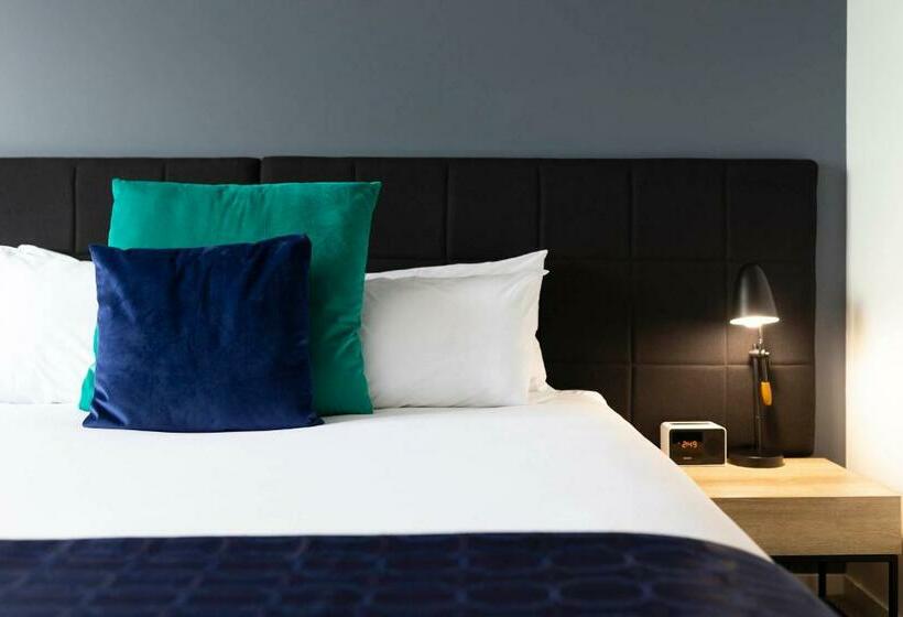 豪华工作室, Mantra Macarthur