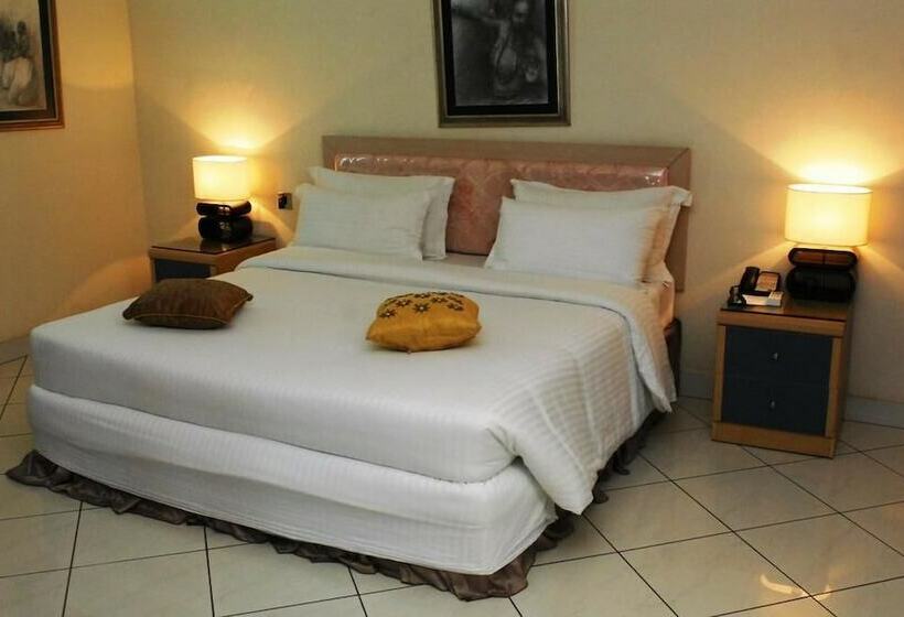 سوییت لوکس, Royal Choice Inn