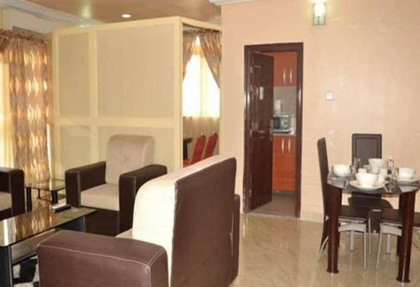 سوییت لوکس, Royal Choice Inn