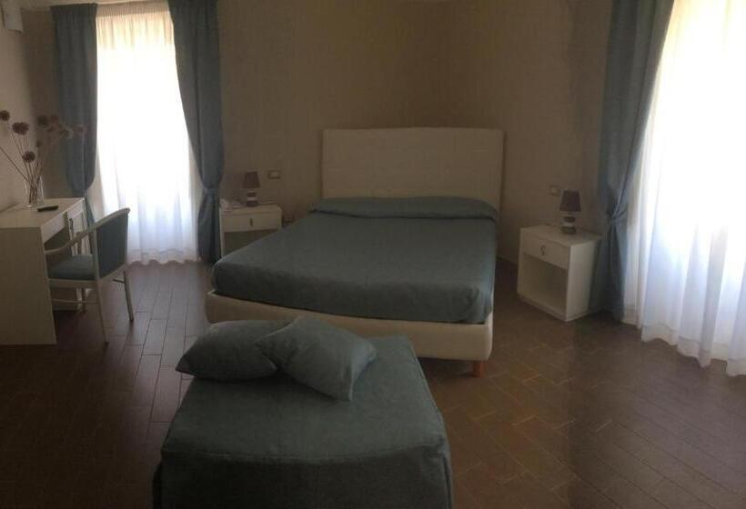 חדר סטנדרט לשלושה, Sant'anna