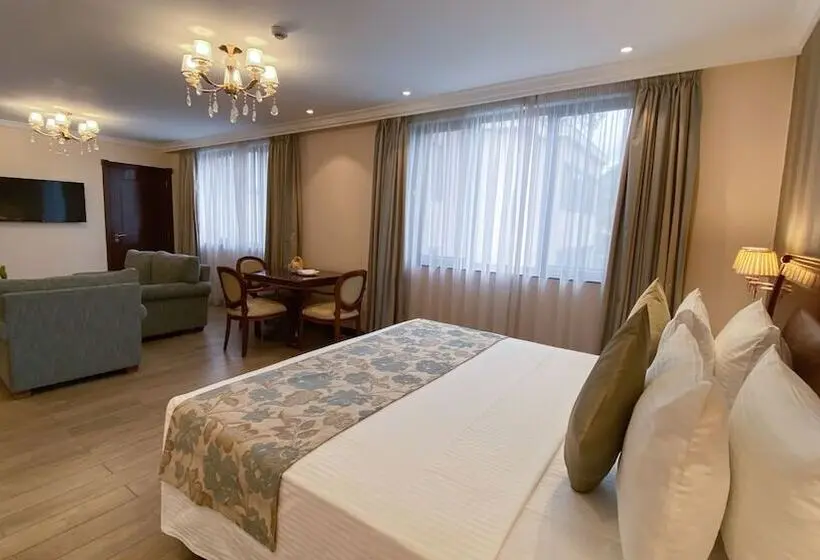 スタンダードスタジオ, Sarova Woodlands