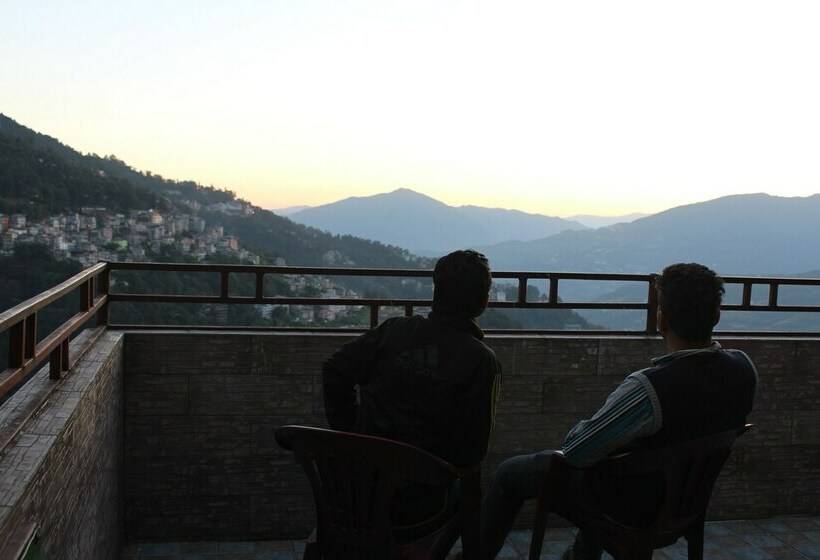 غرفة ديلوكس, The Hill Castle